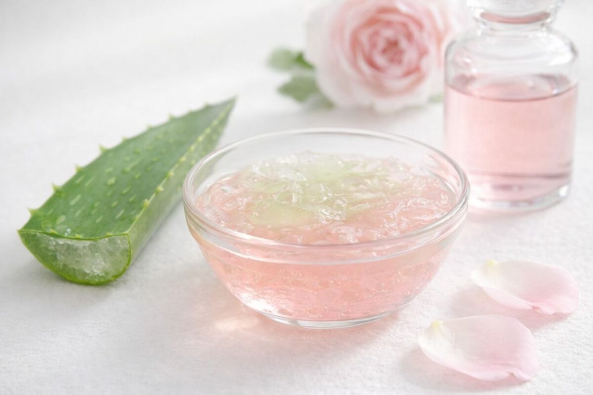aloe vera aur gulab jal se glowing skin kaise paaye