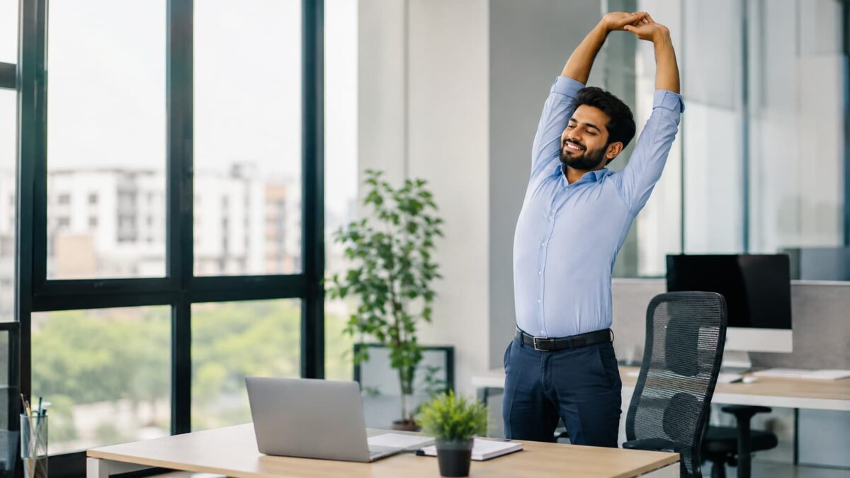 बैठकर काम करने वालों के लिए 7 आसान स्ट्रेच Easy Stretches for People Who Sit All Day | 7 आसान स्ट्रेच
